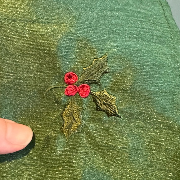 Set of 4 Christmas Holiday Napkins 2 different patterns - Holly Berry and Plaid - Picture 2 of 9